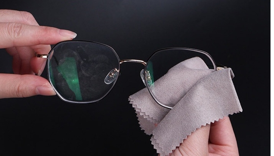 The best way of cleaning glasses: use microfiber cloth