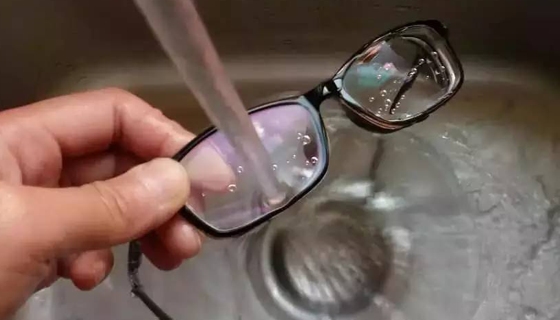 The best way of cleaning glasses: wash hands and use warm water