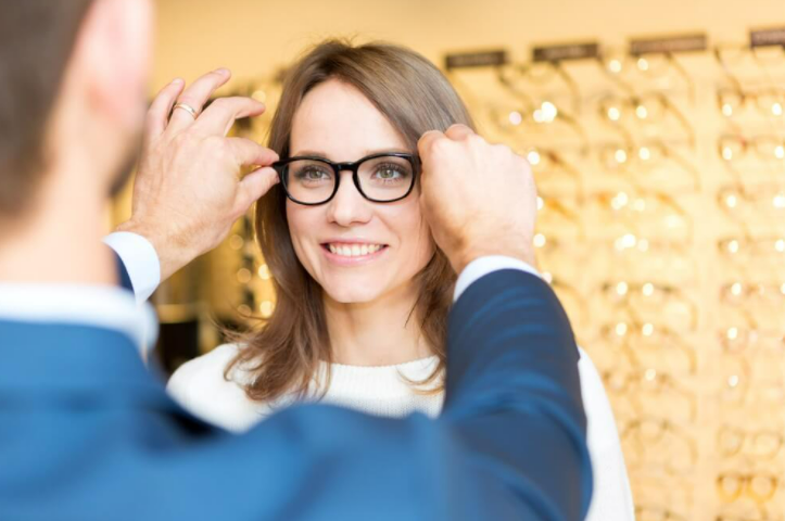 Nearsighted vs farsighted vision: differences and glasses guides