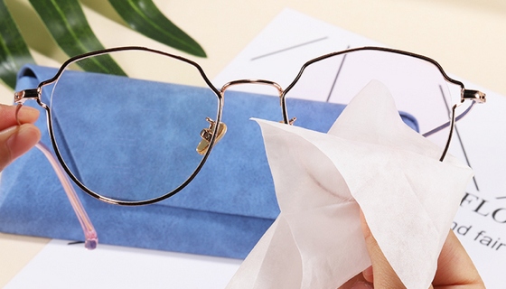 The worst way of cleaning glasses: use napkins/tissues
