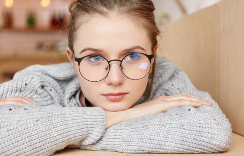 How does astigmatism affect glasses lens thickness?
