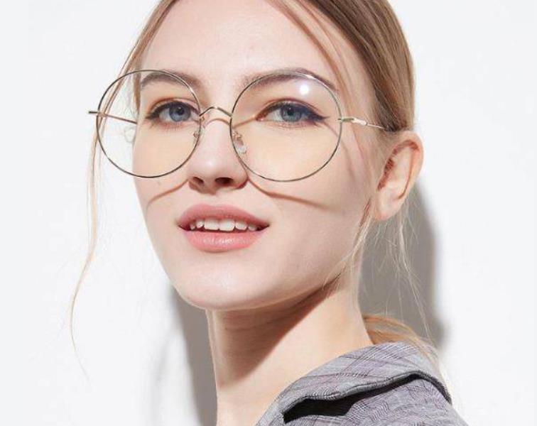 Thick vs. thin frame glasses: which suits you better?
