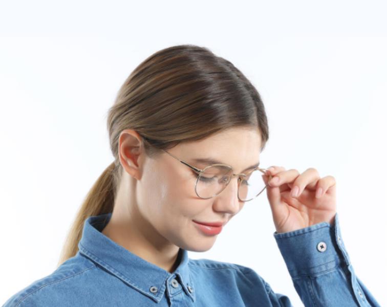 Are gold frame glasses in style?