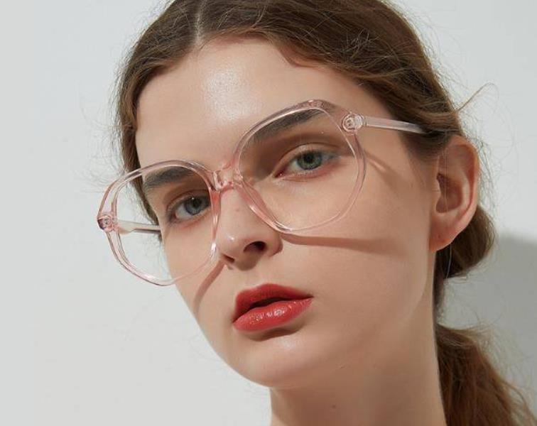 Are big frame glasses in style?
