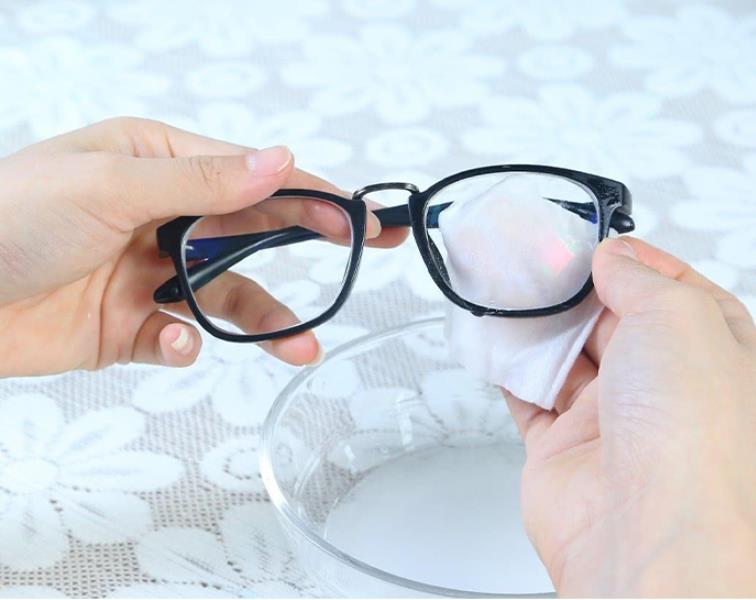 How to clean your eyeglasses properly: detailed steps