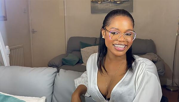 Wanita with Lensmart Mirja oval glasses, highlighting purple - rose gold design and transparent style.