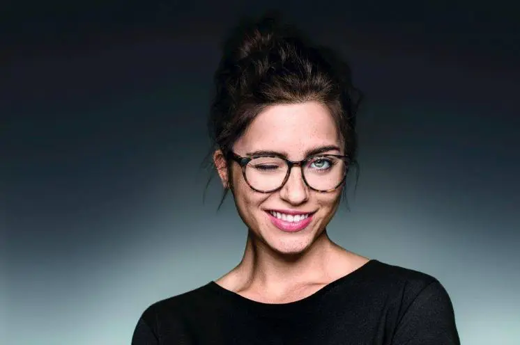 A woman wearing glasses with varifocal lenses 