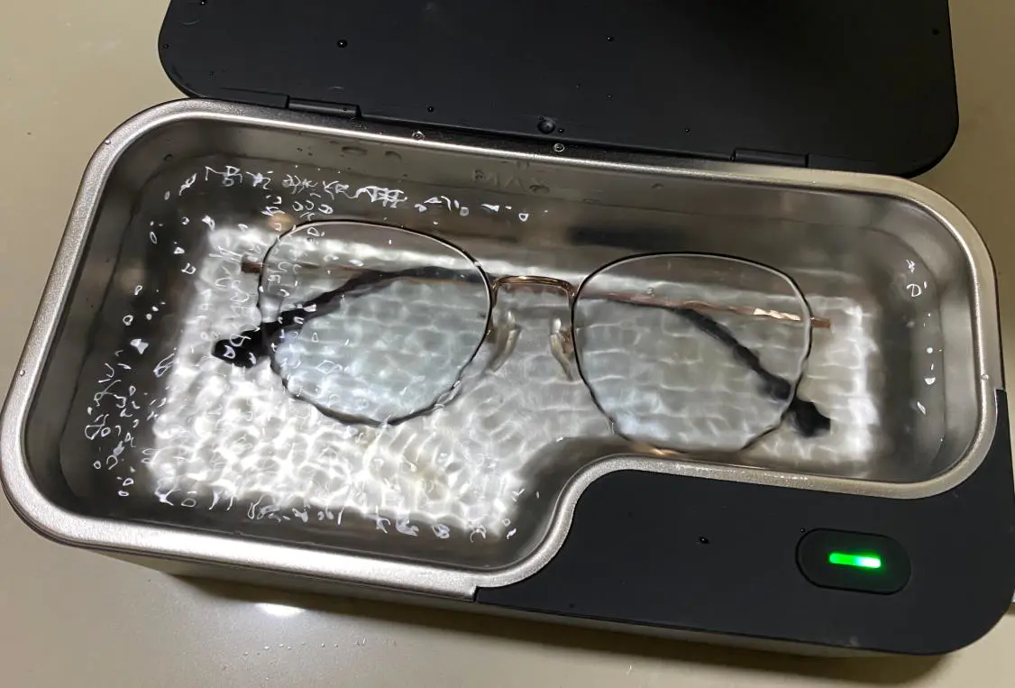 use ultrasonic cleaners to clean glasses