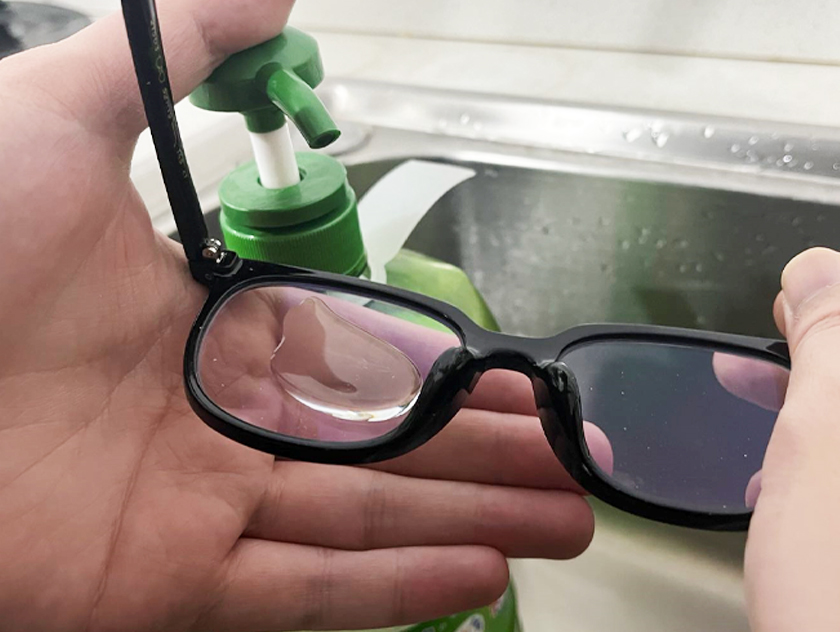 How to remove scratches from glasses: dos and don'ts